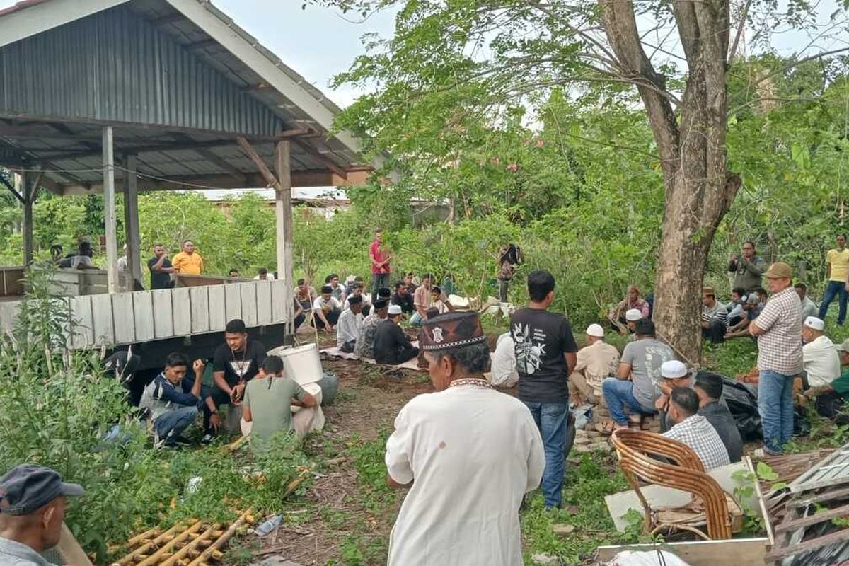 Imam dimakamkan di Tempat Pekaman Umum (TPU) Desa Uteun Geulinggang, Kecamatan Dewantara, Kabupaten Aceh Utara, Senin (17/3/2025).