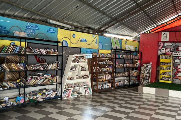 Rak koleksi buku di Taman Baca Perigi, Kedaung, Sawangan, Kota Depok. 