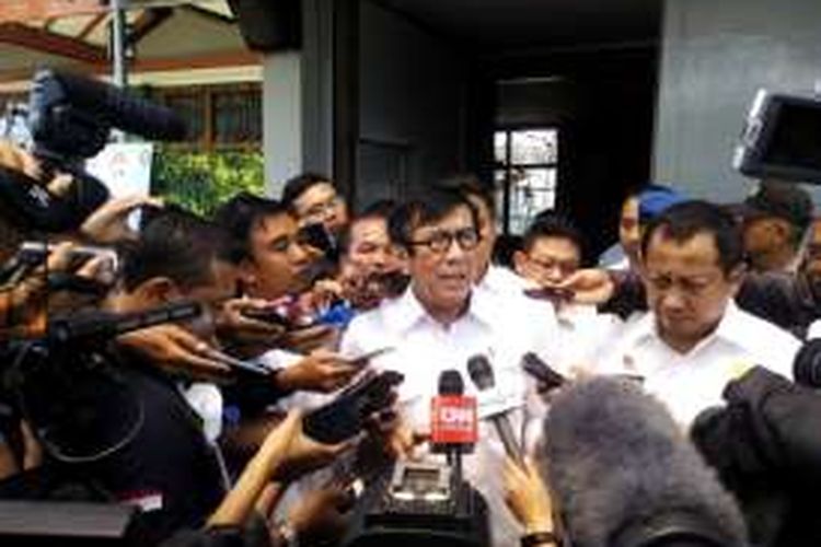 Menteri Hukum dan HAM Yasonna Laoly memberikan keterangan pers terkait kerusuhan narapidana di Lapas Kelas II A Banceuy, Bandung, Sabtu (23/4/2016).