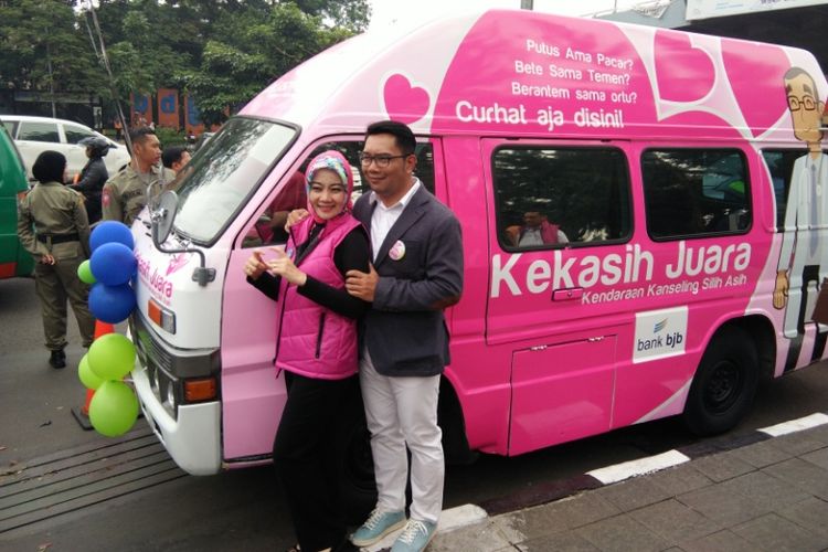 Wali Kota Bandung Ridwan Kamil bersama istrinya Atalia Praratya saat meresmikan mobil Konseling Silih Asih (Kekasih) di Taman Cikapayang, Kamis (28/9/2017)