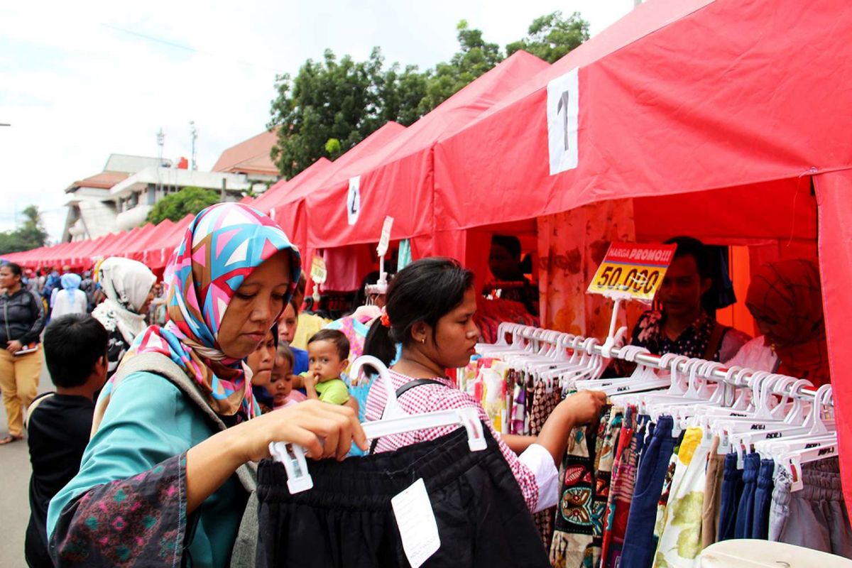 Aktivitas jual beli di Jalan Jatibaru, Tanah Abang, Jakarta, Jumat (22/12/2017). Sehubung keputusan Gubernur DKI Jakarta Anies Baswedan, ruas jalan di depan stasiun ditutup untuk kendaraan bermotor pada pukul 08.00-18.00 WIB.