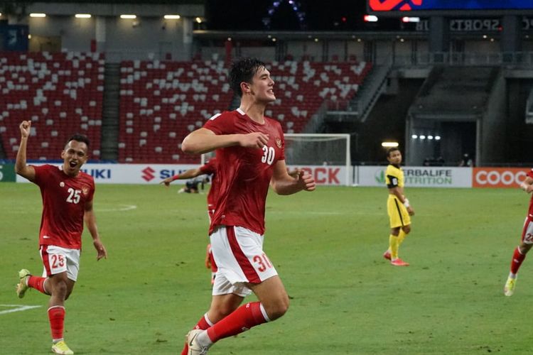 Selebrasi bek timnas Indonesia Elkan Baggott usai menjebol gawang Malaysia pada laga Grup B Piala AFF 2020 di Stadion Nasional Singapura, Minggu (19/12/2021). Terkini, Elkan Baggott kembali dipanggil untuk memperkuat timnas Indonesia pada dua laga FIFA Matchday kontra Curacao, 24 dan 27 September mendatang.