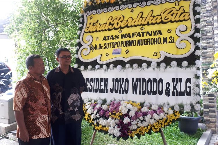 Ayah Sutopo Purwo Nugroho, Suharsono Harsosaputro (kiri) di kediaman Sutopo di Perumahan Raffles Hills, Depok, Jawa Barat, Minggu (7/7/2019). 
