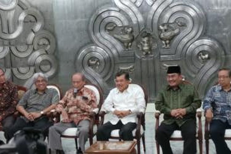 Wakil Presiden Jusuf Kalla menggelar konferensi pers seusai bertemu dengan anggota tim sembilan di Kantor Wakil Presiden Jakarta, Selasa (10/3/2015)