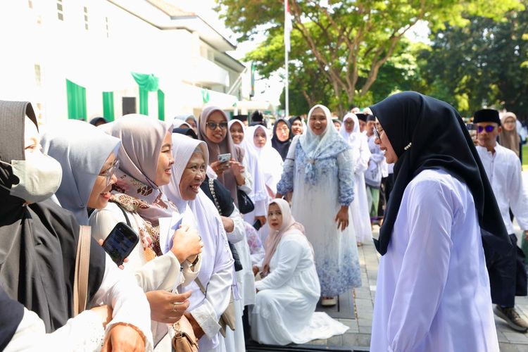 Bupati Banyuwangi Ipuk Fiestiandani bersama guru ngaji yang menerima insentif pada momen Hari Santri, Rabu (22/10/2025).