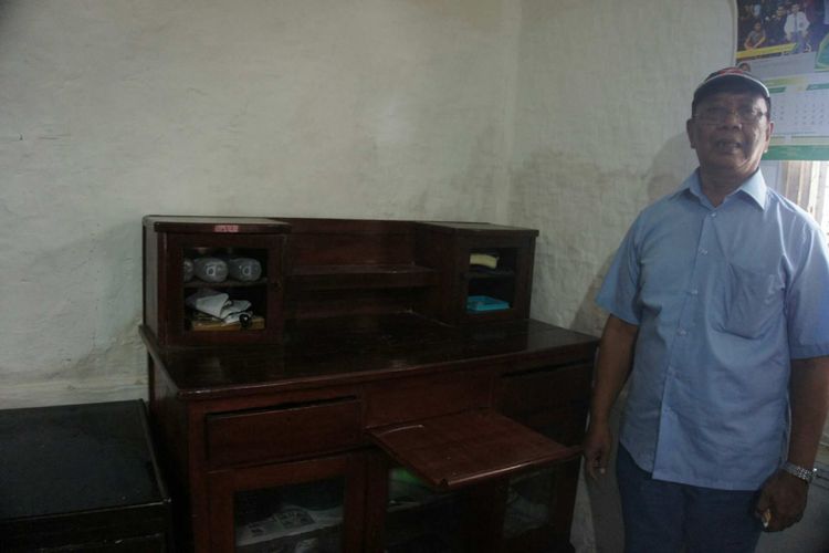 Bubun Suherman menunjukkan meja tulis yang pernah dipakai Chairil Anwar saat di Karawang.