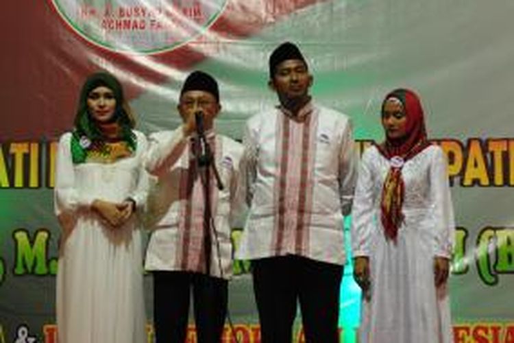 Bupati Sumenep, Busyro Karim bersama calon wakilnya Achmad Fauzi (kanan) saat deklarasi di Aula Adipoday Sumenep, Senin (27/7/2015). Busyro mengklaim yang paling kuat dalam persaingan Pilkada Sumenep 9 Desember 2015 mendatang. 