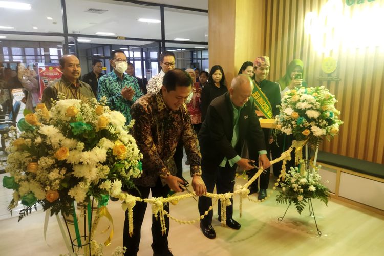 Rektor UNJ dan Direktur JOP PT Pegadaian Resmikan TGCL UNJ pada Rabu 20 September 2023.