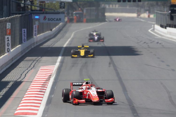 Pebalap Pertamina Prema Racing, Sean Gelael, saat menjalani feature race Formula 2 2019 di Sirkuit Baku, Azerbaijan.
