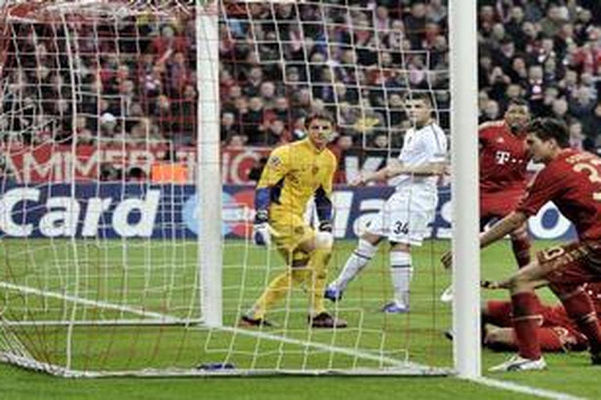 Penyerang Mario Gomez (kanan) mencetak gol ketiga Bayern Muenchen, saat menghadapi Basel, pada leg kedua 16 besar Liga Champions, di Allianz Arena, Selasa (13/3/2012).