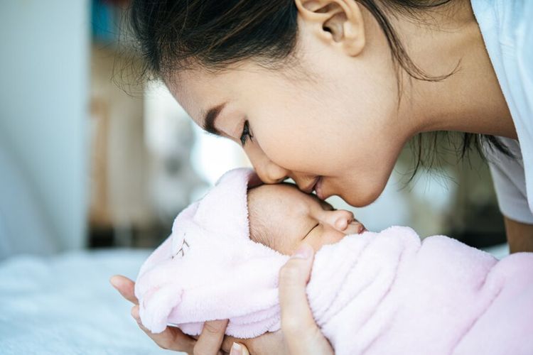 Ilustrasi ibu yang sedang mencium kening bayinya, freepik.com.