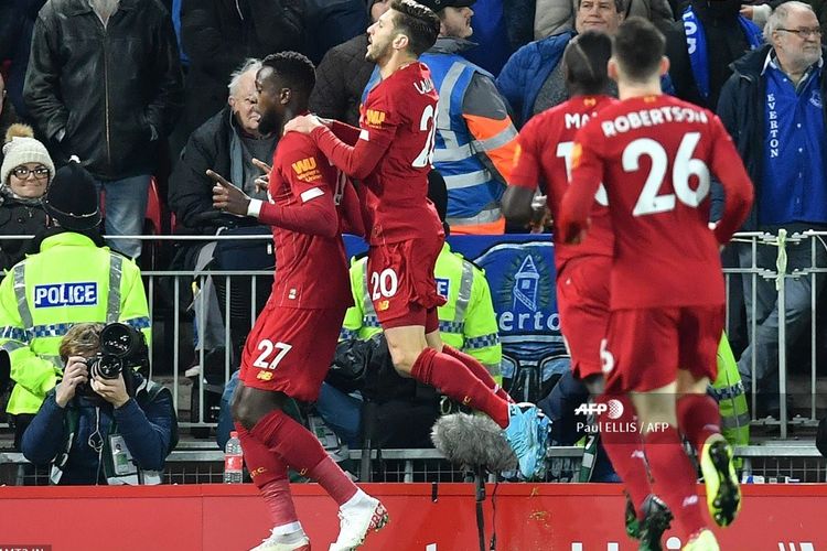 Divock Origi, Adam Lallana, dan para pemain Liverpool lain merayakan gol pada pertandingan derbi, Liverpool vs Everton. dalam lanjutan Liga Inggris, 4 Desember 2019.  