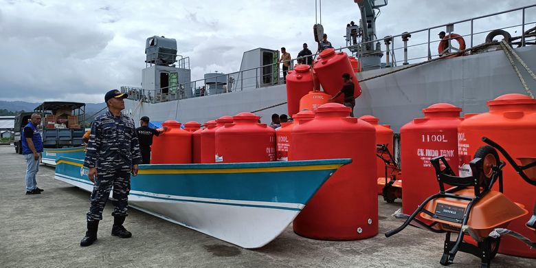 Komandan Kapal Republik Indonesia (KRI) Teluk Weda 526, Letkol Laut (P) Ricky Tacoma sedang mengawasi proses loading barang bantuan dari Kementerian Sosial (Kemensos) di KRI Teluk Weda 52. Adapun KRI Teluk Weda 526 sedang bersandar di Dermaga TNI AL Tawiri, Ambon, Maluku, Senin (22/7/2024). 