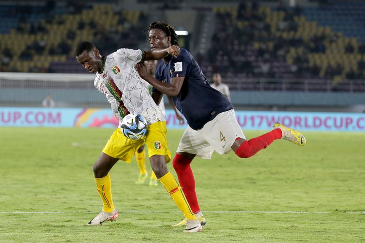 Pemain Timnas Perancis Bastien Meupiyou menjaga pemain Mali saat laga semifinal Piala Dunia U17 2023 Indonesia yang berakhir dengan skor 2-1 di Stadion Manahan Solo, Selasa (28/11/2023) malam.