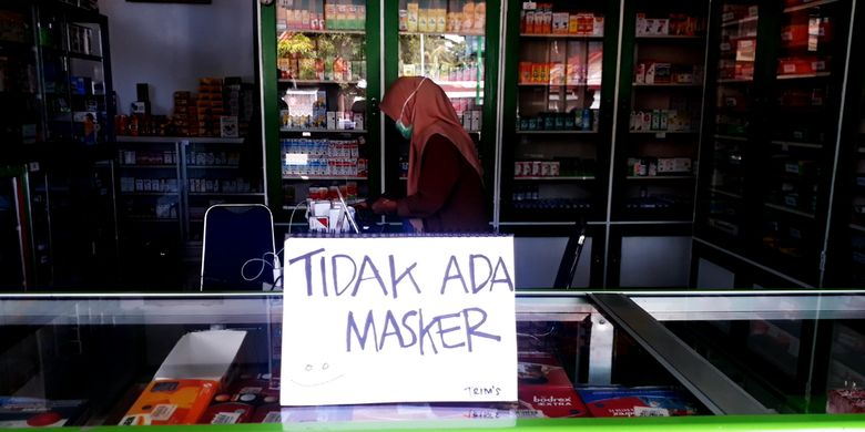 Sejumlah petugas apotek di Belopa, Kabupaten Luwu, Sulawesi Selatan, memasang tanda stok masker habis, di dalam apotek, mereka mengaku stok masker sudah habis sejak bulan lalu, Sabtu (07/03/2020)