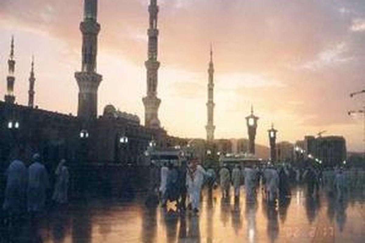 Jemaah haji bergegas memasuki Masjid Nabawi di Madinah menjelang shalat magrib.