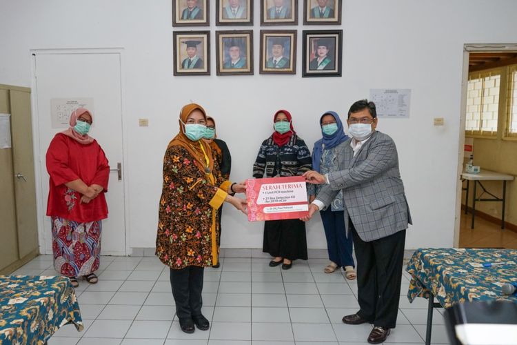 Ketua Fraksi PDI Perjuangan DPR RI Utut Adianto, menyerahkan bantuan dari Ketua DPR RI Puan Maharani, kepada Laboratorium Mikrobiologi FK UI, Selasa (14/4/2020).