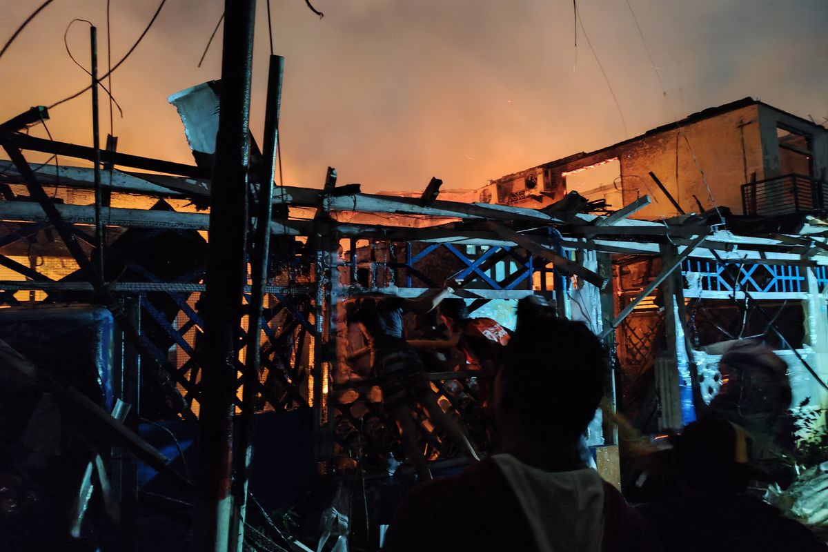 Warga Gambir bahu-membahu menyiram air ke titik api di lokasi kebakaran Jalan Kebon Jahe, Gang Kober, Gambir, Jakarta Pusat, Rabu (23/8/2023). (KOMPAS.com/XENA OLIVIA)