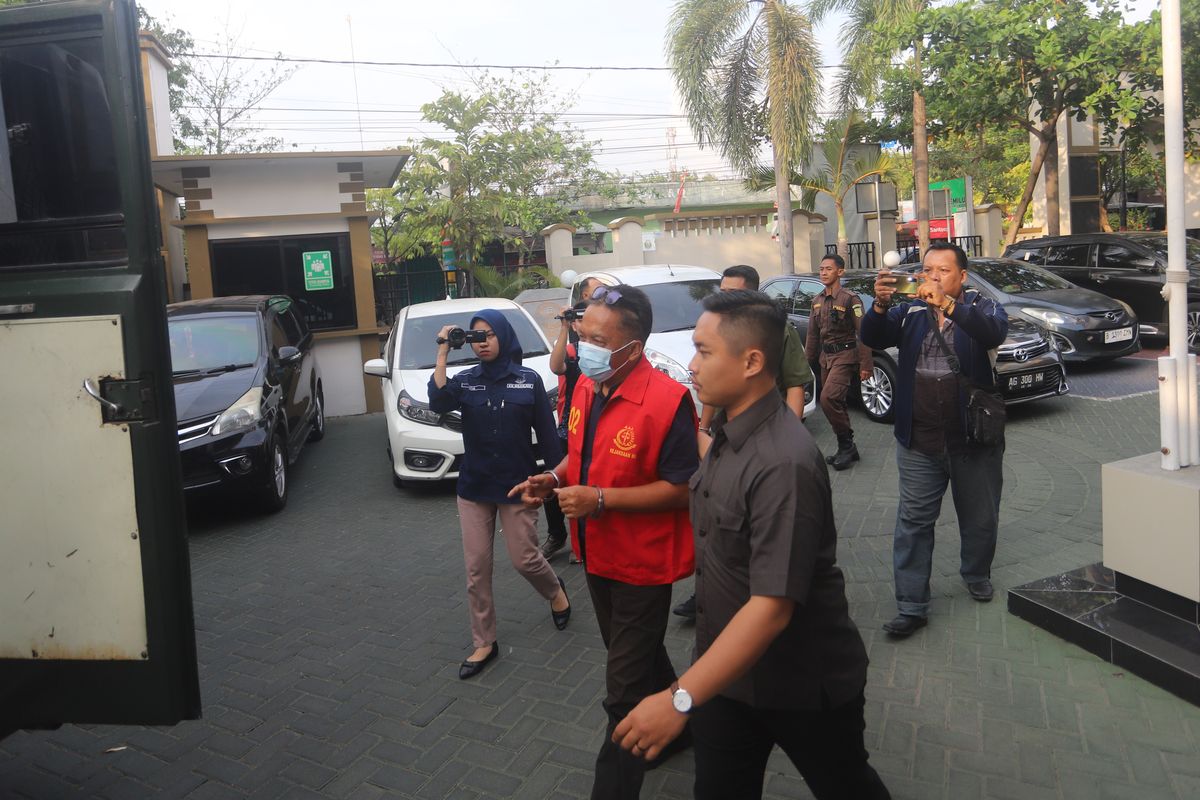 Eks Dirut PDAU Kabupaten Nganjuk, DNE (46), saat dibawa ke Rutan Kelas IIB Nganjuk, Kamis (16/11/2023). 