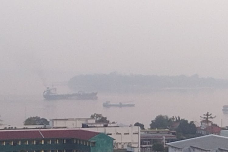 Langit Kepulauan Buton Diselimuti Asap, BMKG Sebut Kiriman dari Papua