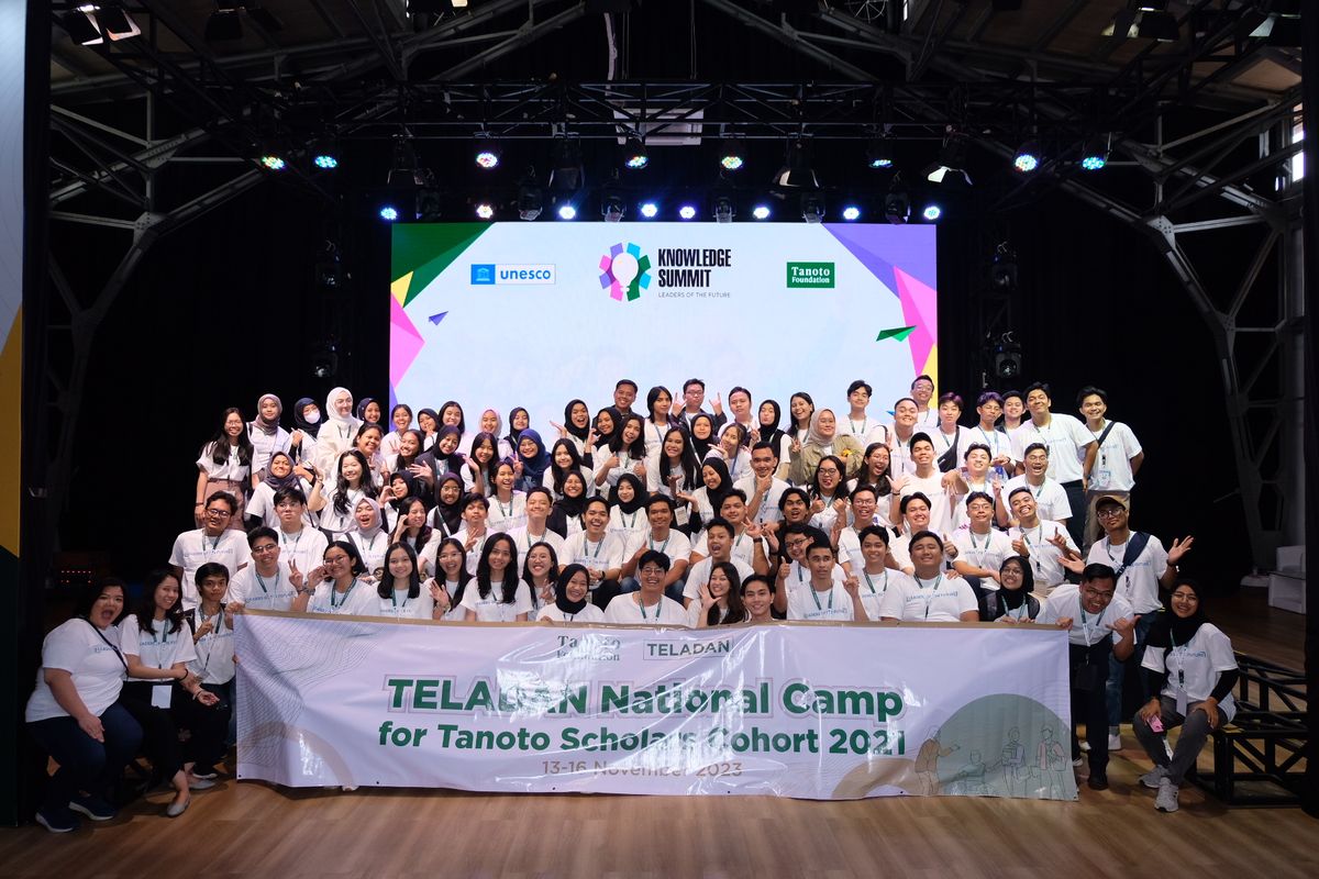 Foto bersama peserta Knowledge Summit yang diselenggarakan oleh UNESCO bersama dengan Tanoto Foundation di Cultural Hall, Pos Bloc, Pasar Baru, Jakarta Pusat pada Selasa (14/11/2023).