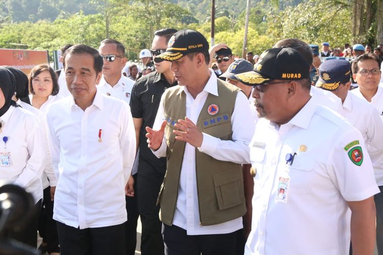 Kepala BNPB Doni Monardo mendampingi Presiden Jokowi saat berkunjung di Maluku