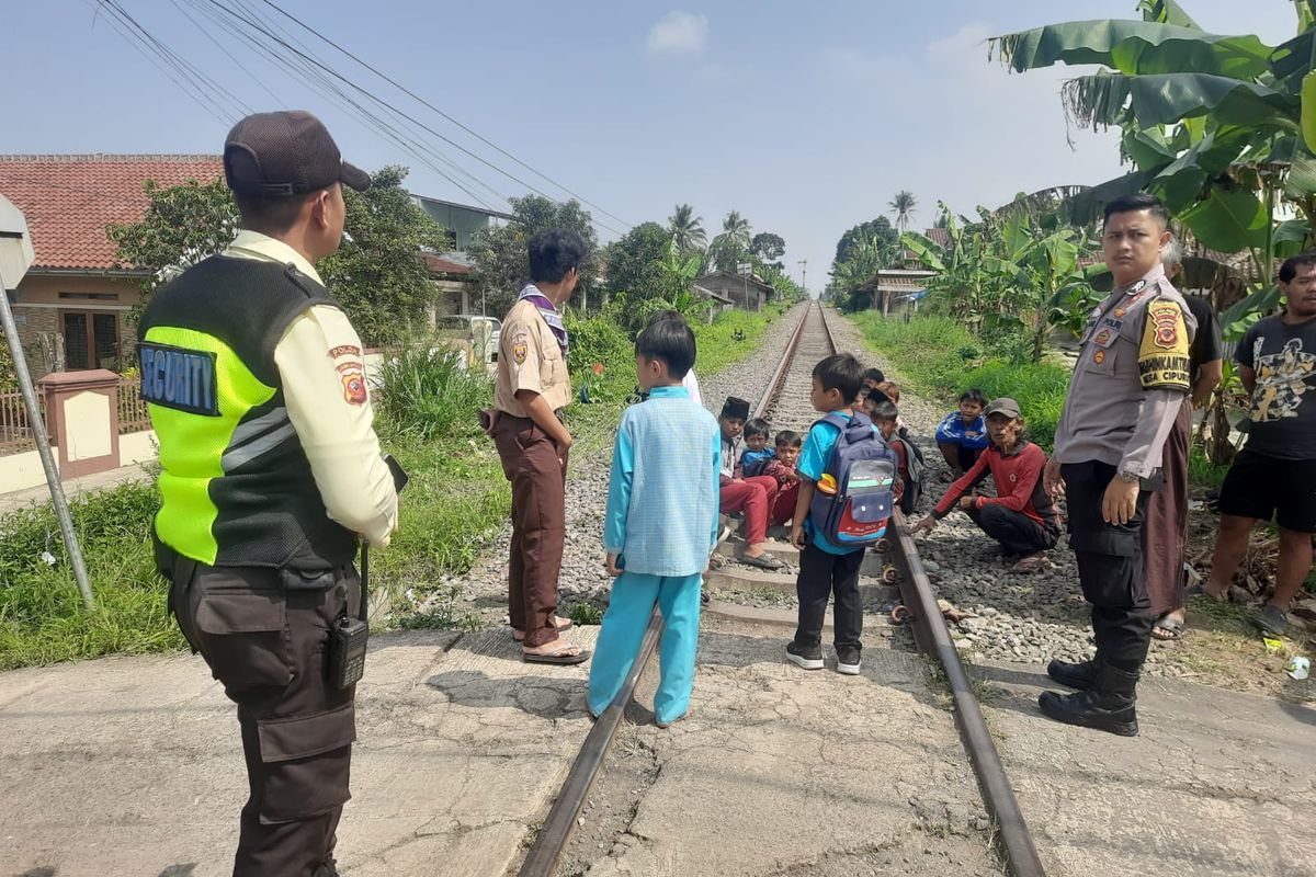 Lokasi dua pelajar yang tertabrak kereta api di Kecamatan Cireunghas, Kabupaten Sukabumi, Jawa Barat. Jumat (18/7/2025)