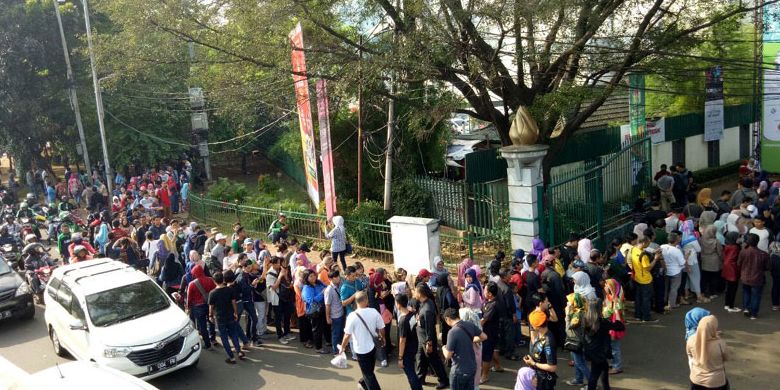 Pengunjung KAI Travel Fair di Balai Sidang Jakarta Convention Centre (JCC) rela antre sampai ke jalan, Sabtu (29/7/2017). KAI Travel Fair dibuka oleh Menteri Perhubungan Budi Karya Sumadi dan Menteri BUMN Rini Soemarno,