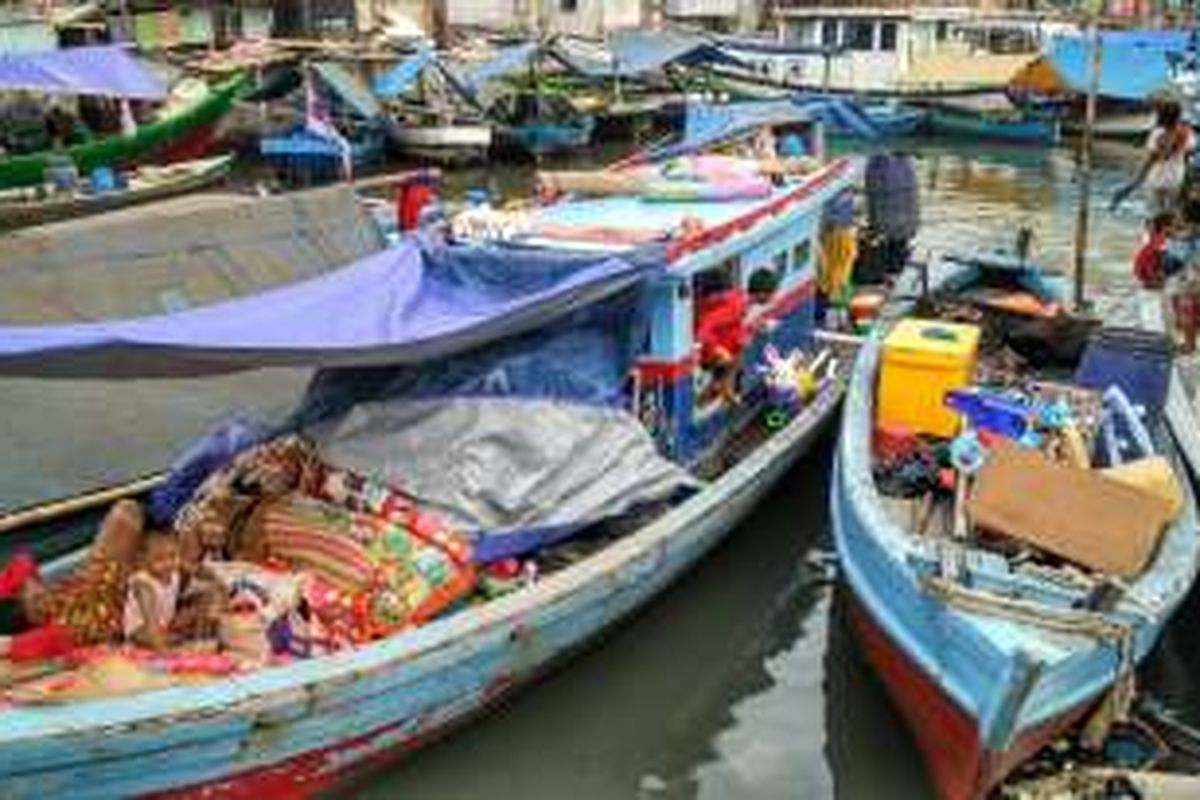 Warga Pasar Ikan, Penjaringan, Jakarta Utara, yang digusur tinggal di perahu, Jumat (15/4/2016).