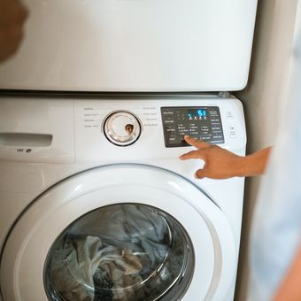 Ilustrasi mesin cuci, mesin cuci bukaan depan.