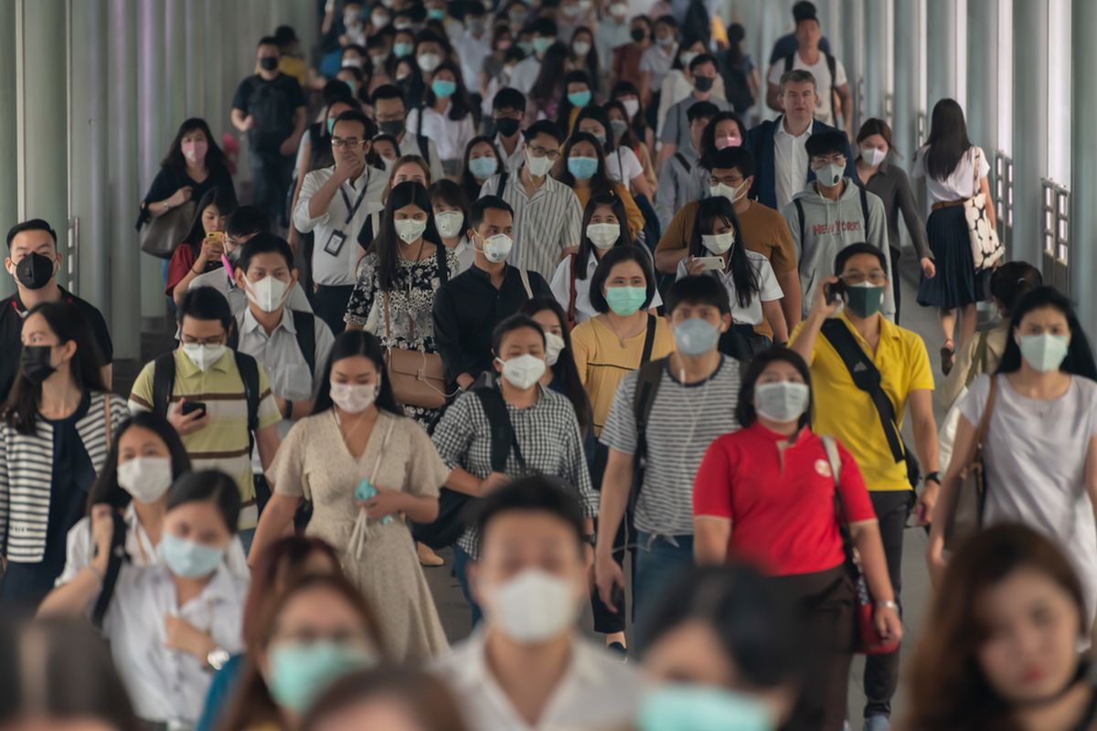 Warga mengenakan masker untuk menjaga diri dari risiko terpapar virus corona, awal Februari 2020.