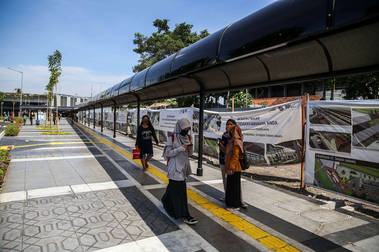 Suasana uji coba penataan Stasiun Tanah Abang di Jakarta Pusat, Kamis (4/6/2020). Penataan stasiun terintegrasi secara utuh dengan moda penumpang ataupun barang ini untuk mengurai kemacetan yang kerap terjadi di kawasan tersebut.