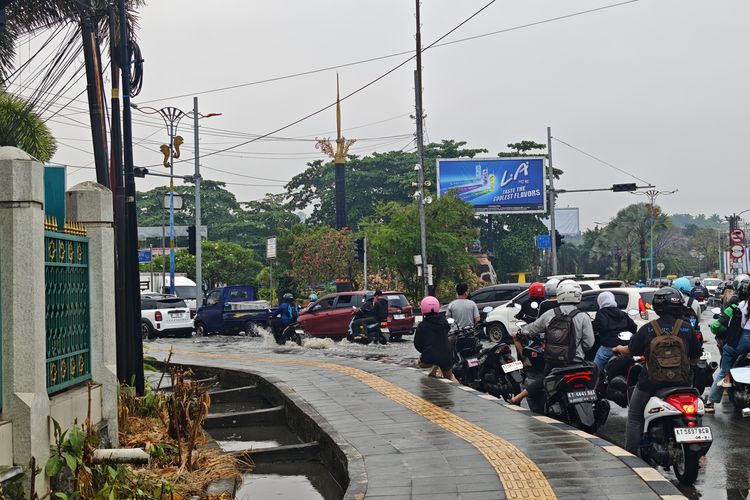 Hujan Turun Setelah 3 Bulan, Samarinda Dikepung Genangan Air