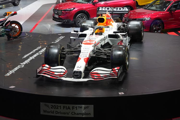 Mobil balap Formula 1 (F1) milik Red Bull Racing Honda di GIIAS 2022