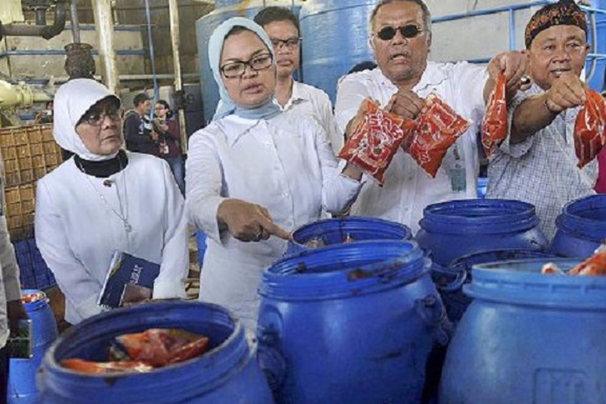 Kepala Badan Pengawas Obat dan Makanan (BPOM) Penny Kusumastuti Lukito (ketiga dari kiri) saat menginspeksi pabrik kecap dan saus PD Sari Wangi di Kota Tangerang, Banten, Jumat (3/3). Di pabrik tersebut, petugas BPOM mendapati sejumlah pelanggaran, seperti ketiadaan izin edar dan dugaan adanya kandungan bahan berbahaya pada bahan baku kecap dan saus.