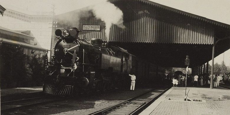 Peron Stasiun Bogor sekitar tahun 1927. 