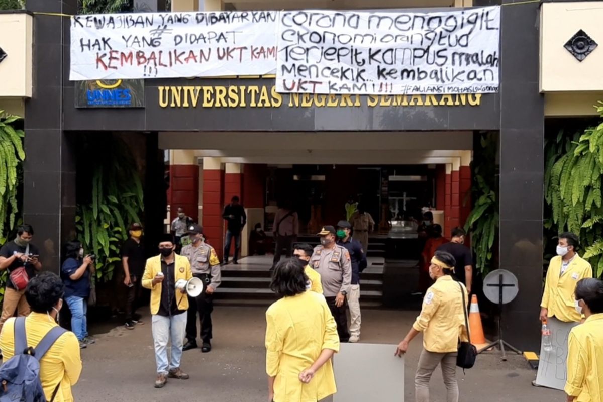 Aksi unjuk rasa mahasiswa Unnes