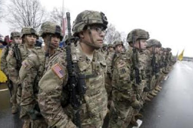 Militer AS berbaris pada November 2015. Pihak berwenang mengatakan dua warga Afghanistan yang ikut pelatihan di AS hilang.