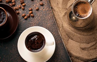 Manfaat dan efek samping minum kopi dengan gula tambahan.