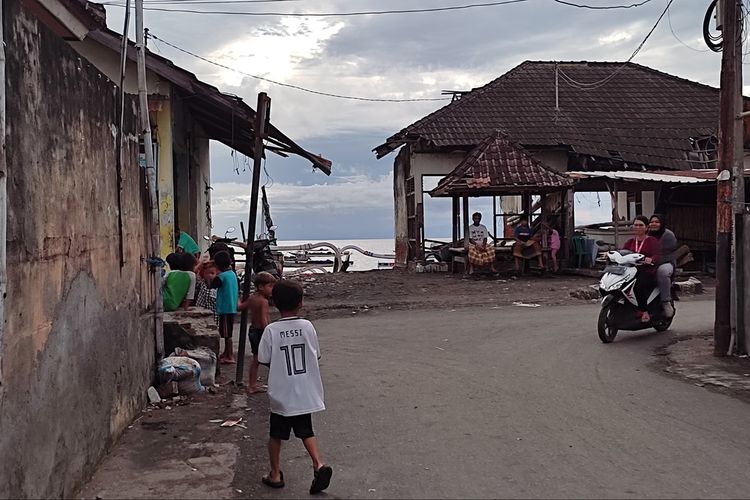 Suasana anak-anak saat bermain di lingkungan kampung nelayan Lingkungan Pondok Perasi, Kelurahan Bintaro, Kota Mataram, Sabtu (1/4/2023)