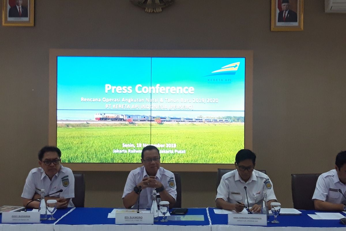 Direktur Utama PT Kereta Api Indonesia (Persero) Edi Sukmoro (tengah) ketika memberi keterangan pers operasional angkutan Natal dan Tahun Baru 2019/2020 di Jakarta, Senin (18/11/2019).