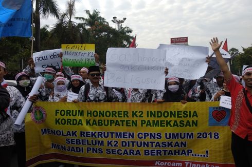 Ratusan Guru Honorer Mogok Mengajar Ikut Aksi Minta Jadi PNS