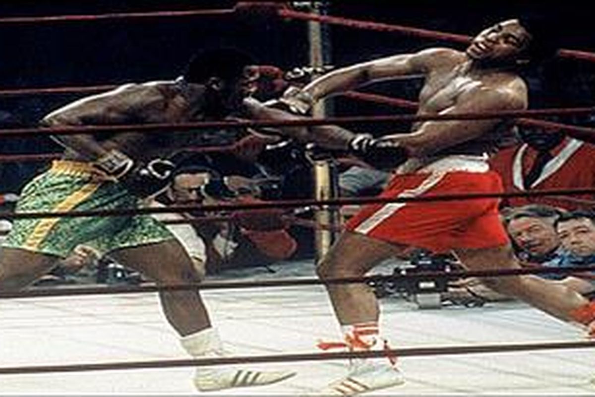 Joe Frazier (kiri) saat menghadapi Muhammad Ali