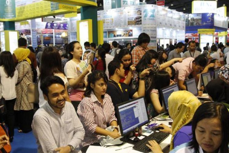 Pengunjung memadati stan di Garuda Indonesia Travel Fair, Jakarta Convention Center, Jakarta Pusat, Jumat (29/4/2016). Pameran yang diselenggarakan untuk mempromosikan pariwisata domestik dan mancanegara ini diikuti lebih dari 100 agen perjalanan, berlangsung 29 April-1 Mei. 