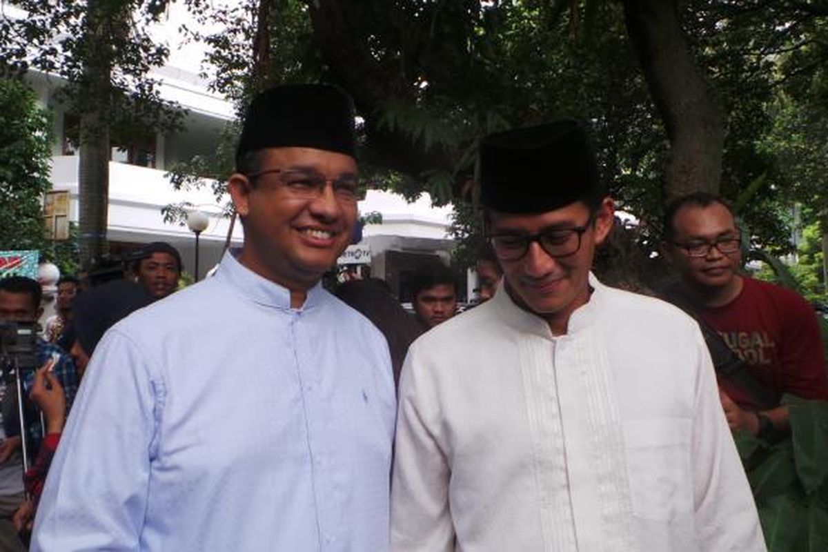 Pasangan calon gubernur-wakil gubernur nomor pemilihan tiga DKI Jakarta Anies Baswedan-Sandiaga Uno, seusai Shalat Jumat di Masjid At-Taqwa, Kebayoran Baru, Jakarta Selatan, Jumat (27/1/2017).