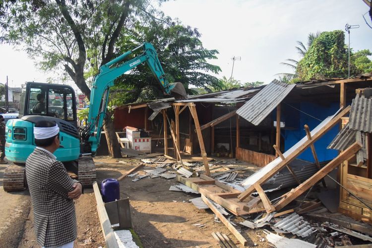 Pembongkaran bangunan liar di pinggir Jembatan Tol Maracang, Kecamatan Babakancikao, Kabupaten Purwakarta, Jawa Barat