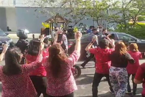 Keluar Hotel, Jokowi Bagi Kaus ke Pegawai Pemkot Manado yang Sudah Menunggu di Depan Kantor