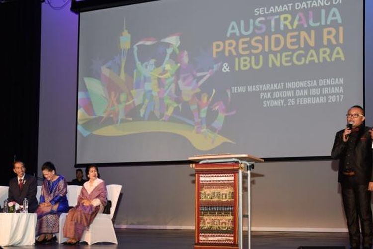 Presiden Joko Widodo didampingi Ibu Negara Iriana saat bertemu warga negara Indonesia di Australia, Minggu (26/2/2017)