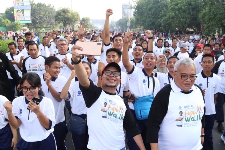 Menteri Ketenagakerjaan (Menaker) M Hanif Dhakiri mengajak para peserta Fun Walk Skill For Future di BBPLK Bekasi untuk berfoto selfie bersama, Minggu (7/4/2019).