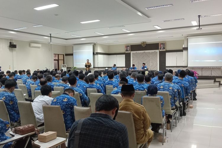 Bupati Ciamis, Herdiat Sunarya menyosialisasikan program Jam Malam kepada kepada sekolah SMP se-Ciamis di Aula BKPSDM, Selasa (17/6/2025).